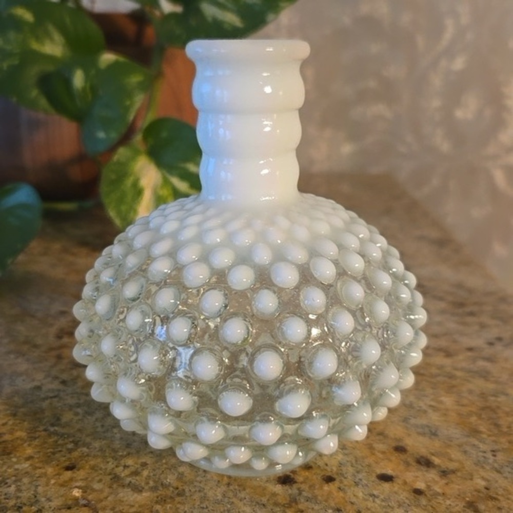 Vintage fenton milk glass hobnail vase - Picture 3 of 10